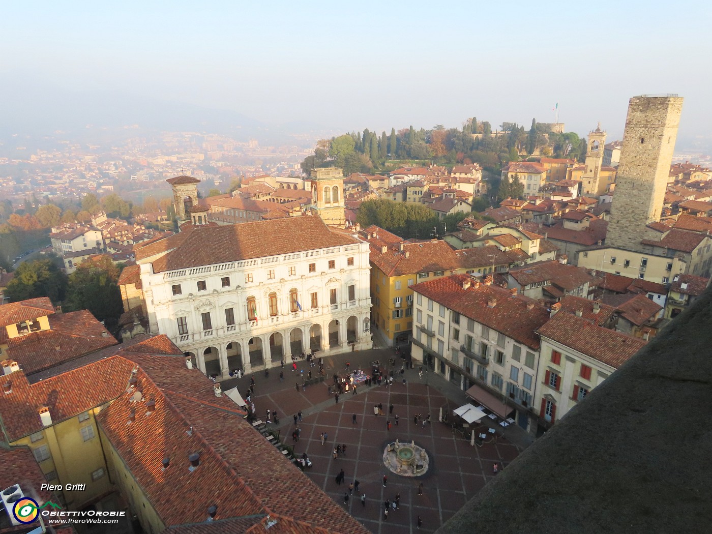 43 Dalla Torre Civica vista su Piazza Vacchia.JPG